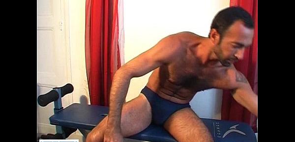  Kamel, a real arab sport guy get wanked his huge cock by a guy !